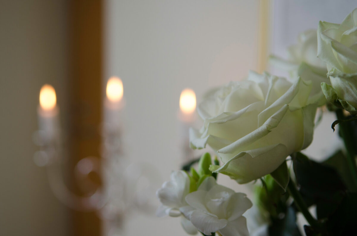 Hosting Memorial Service at Home With White Flowers